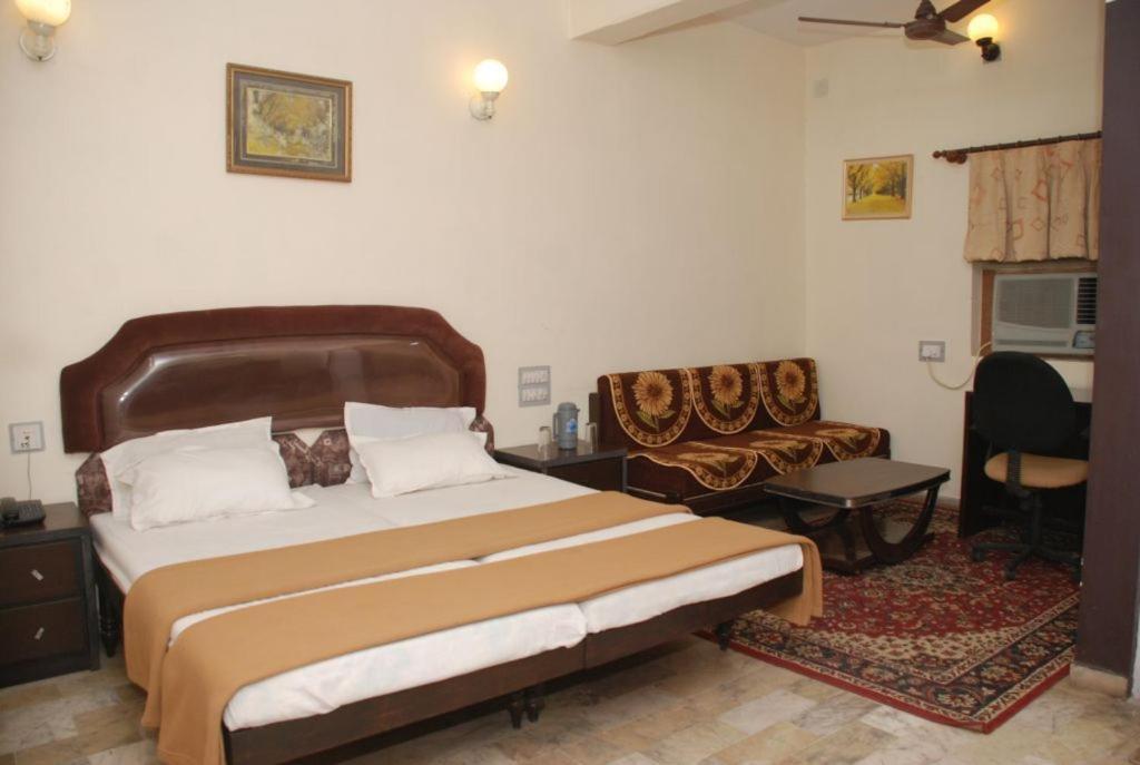 Royal Hotel Ahmedabad Exterior photo